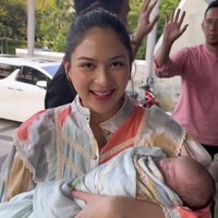 Jessica Mila telah melahirkan putri pertamanya dengan Yakup Hasibuan pada 20 Maret 2024. Setelah beberapa hari di rumah sakit akhirnya Jessica dan sang putri, baby Kyarra pulang ke rumah. Foto: Instagram/@pettyhasibuan