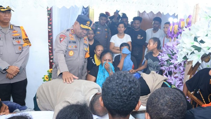 Kapolda Papua Irjen Mathius D. Fakhiri melayat ke rumah duka polisi gugur ditembak KKB di Paniai. Dokumen Polda Papua