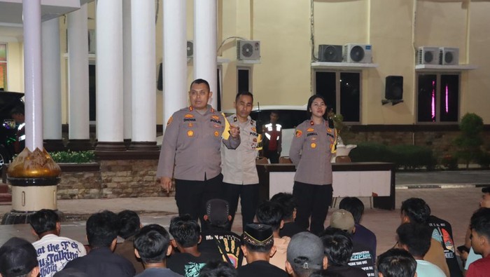 Kapolres Dumai AKBP Dhovan Oktavianton saat memimpin patroli subuh