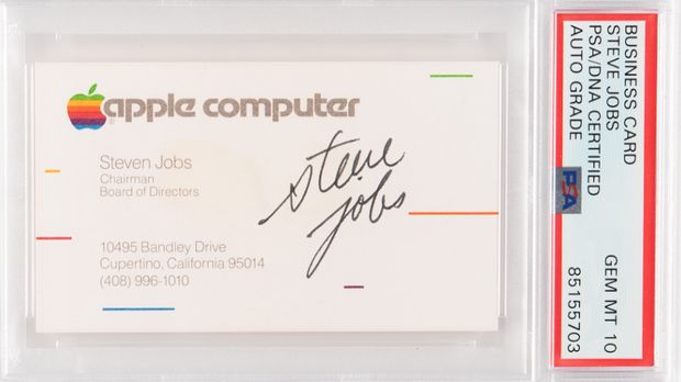 Baru-baru ini sebuah kartu nama yang dibuat pada tahun 1983 terjual USD 181.183 atau sekitar Rp 2,8 miliar. Kertas berbentuk persegi panjang dan berwarna putih ini punya mantan bos Apple, Steve Jobs.