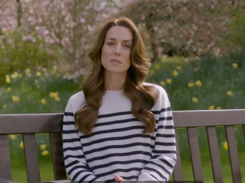 Kate Middleton Umumkan Kanker, Warganet Tuduh Itu Video AI Kate Middleton Princess of Wales mengakhiri semua spekulasi dan rumor liar tentangnya, yang selama ini tak menampakkan diri melalui sebuah video singkat di media sosial. Kendati begitu, sebagian warganet masih tidak percaya dan mengklaim kalau itu hasil kecerdasan buatan (AI).