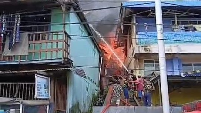 Kebakaran menghanguskan 11 kos-kosan hingga menewaskan seorang pedagang cilok di Jayapura. Dokumen Polda Papua
