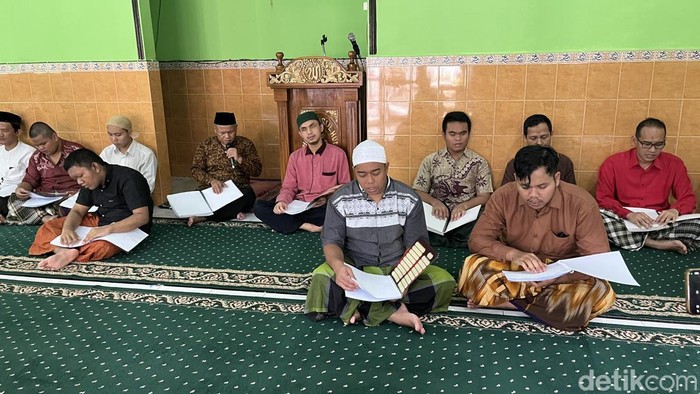 KElompok tunanetra di Solo sedang tadarus Al Quran braille, Minggu (24/3/2024).
