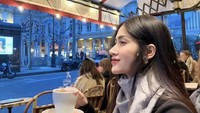 Momen liburannya di Paris pun semakin lengkap karena ia sempat nongkrong di sebuah cafe sambil menikmati secangkir kopi panas. Foto: Instagram @ichaannisafaradila