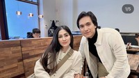 Tidak hanya ke Paris, Icha Annisa juga sempat kulineran seru di Amsterdam. Di salah satu restoran, ia dan suaminya menikmati aneka hidangan, mulai dari nasi telur, pad thai, jus, sampai dumpling. Foto: Instagram @ichaannisafaradila