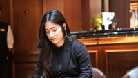 “Bumil ketauan mojok makan,” tulis keterangannya dalam unggahan foto ini. Memang, pemilik bisnis Casa White Collection itu sempat terciduk sangat serius menikmati semangkuk makanan. Foto: Instagram @ichaannisafaradila