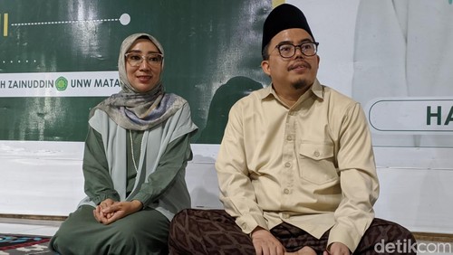 Ketua Umum PBNW Tuan Guru Lalu Gede Muhamad Zainuddin Atsani bersama kakaknya Lele Syifaun Nufus ditemui di kediamannya, Sabtu malam (23/3/2024)