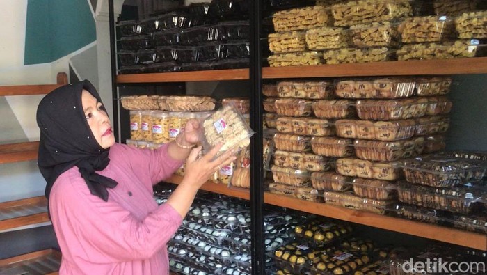 Kue kering jadul produksi warga Kota Blitar.