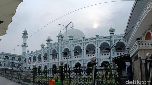 Makam Mbah Hamid berada di belakang Masjid Agung Al-Anwar di Kota Pasuruan.