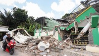 Badan Penanggulangan Bencana Daerah (BPBD) Gresik mencatat sebanyak 4.085 rumah, 138 rumah ibadah, 68 sekolah, dan 12 perkantoran di Kecamatan Sangkapura dan Tambak mengalami kerusakan akibat gempa bumi yang berpusat di Kabupaten Tuban, Jawa Timur.