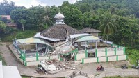 Warga melintas di dekat Masjid Jamik Al Muhajirin yang sebagian bangunannya roboh akibat gempa di Dusun Balikbakgunung, Sangkapura, Pulau Bawean, Gresik, Jawa Timur, Minggu (24/3/2024).