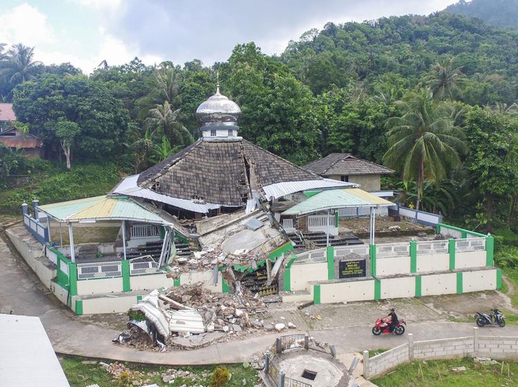 Masjid di Bawean Ambruk Diguncang Gempa