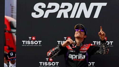 LAGOA, ALGARVE, PORTUGAL - MARCH 23: Maverick Vinales of Spain and Aprilia Racing Team celebrates after winning the Sprint of the MotoGP Of Portugal at Autodromo do Algarve on March 23, 2024 in Lagoa, Algarve, Portugal. (Photo by Joao Rico/DeFodi Images via Getty Images)