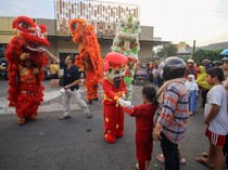 Momen Barongsai Bagi-bagi Takjil di Sidoarjo