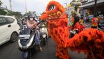 Momen Barongsai Bagi-bagi Takjil di Sidoarjo