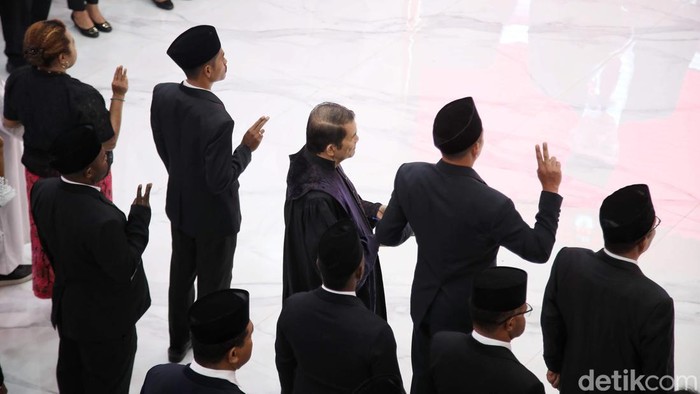 Momen Pelantikan Anggota KPU Provinsi Maluku dan 37 Anggota Kabupaten/Kota Ketua KPU Hasyim Asyari bersama komisioner memimpin acara anggota KPU diΒ kawasan Kantor KPU, Jakarta,Β Minggu (24/3/2024).