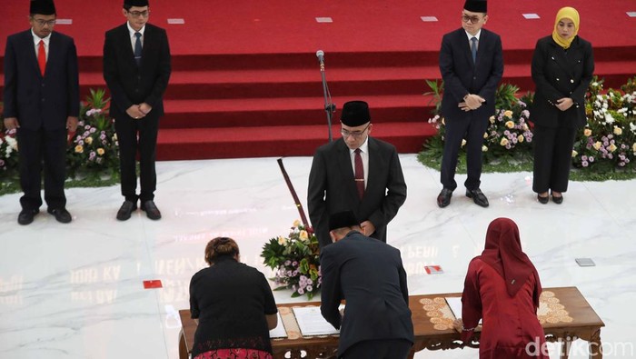 Momen Pelantikan Anggota KPU Provinsi Maluku dan 37 Anggota Kabupaten/Kota Ketua KPU Hasyim Asyari bersama komisioner memimpin acara anggota KPU diΒ kawasan Kantor KPU, Jakarta,Β Minggu (24/3/2024).