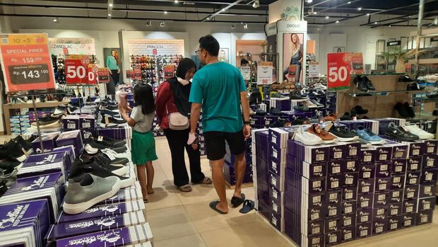 Ngabuburit pesta diskon sepatu dan sandal Transmart Fullday Sale, di Transmart Graha Raya Bintaro. Minggu (24/3/2024). (CNBC Indonesia/Firda Dwi)