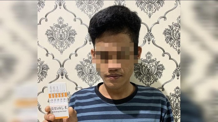 Oknum honorer di Kabupaten Bangka Tengah (Bateng), bernama Reval (27), diringkus polisi karena jadi kurir narkoba.