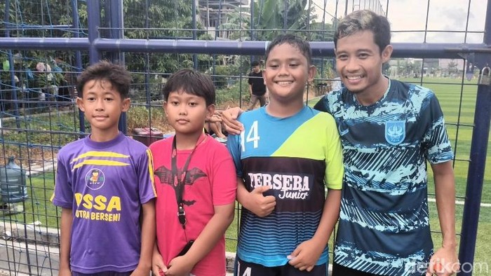 Pemain PSIS Semarang, Evan Dimas saat berfoto bersama penggemar cilik. Foto diunggah pada Minggu (24/3/2024).