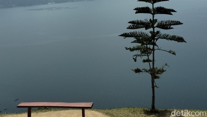 Pemandangan Danau Toba dari Bukit Senyum Parapat