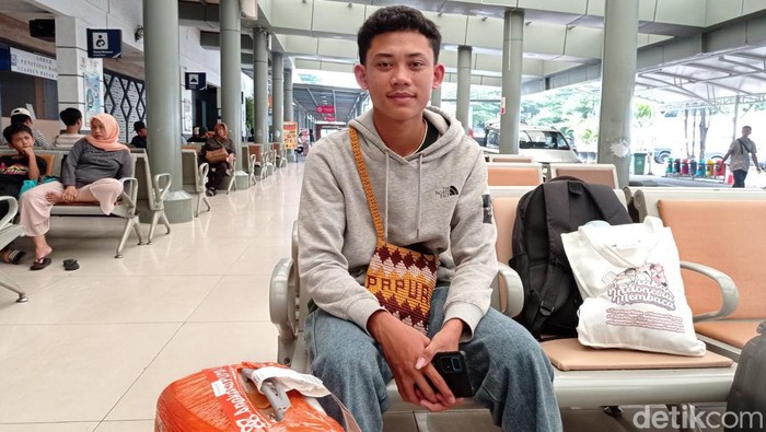 Pemuda bernama Desta (18) pilih mudik duluan ke Madiun, Jawa Tengah dari Jayapura. (Taufiq/detikcom)