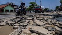 Bupati Demak Estianah telah memerintahkan Dinas Pekerjaan Umum dan Penataan Ruang Kabupaten Demak mendata seluruh ruas jalan rusak terdampak banjir yang kemudian diprioritaskan untuk perbaikan pada kewenangan wilayah jalan pemerintah pusat, provinsi, dan daerah sesuai dengan arahan Presiden Joko Widodo saat memantau penanganan banjir Demak pada Jumat (22/3). 