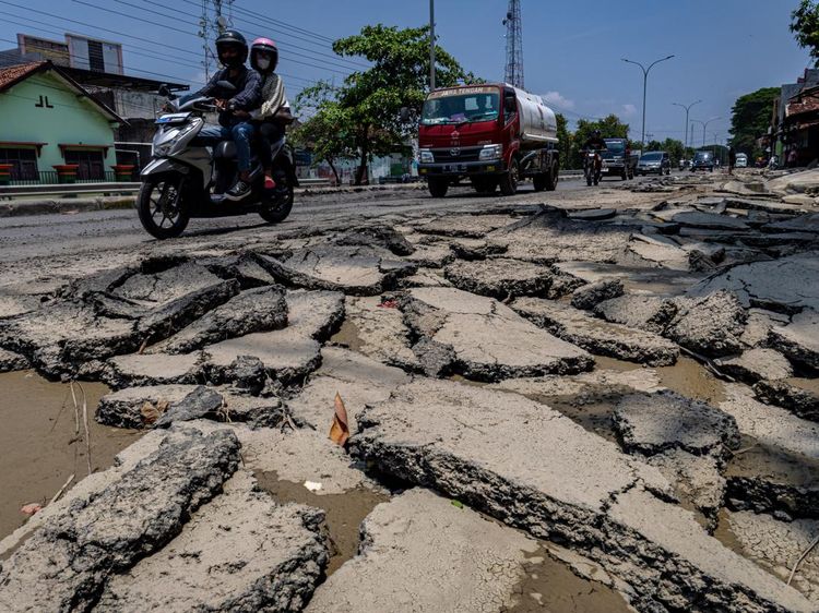 Penampakan Jalur Pantura Demak-Kudus Rusak Pascabanjir