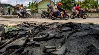 Jalan di titik tersebut aspalnya mengelupas hampir satu lajur penuh arah Kudus.