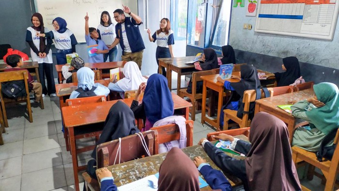 Peningkatan Literasi dan Edukasi untuk Anak-anak Pemulung Sebuah taman baca Jendela Dunia hadir untuk mengejar pemerataan pendidikan khususnya bagi anak-anak pemulung disekitar TPA Bantar Gebang Bekasi.