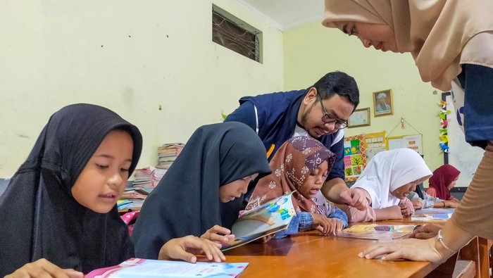 Sebuah taman baca Jendela Dunia hadir untuk mengejar pemerataan pendidikan khususnya bagi anak-anak pemulung disekitar TPA Bantar Gebang Bekasi.