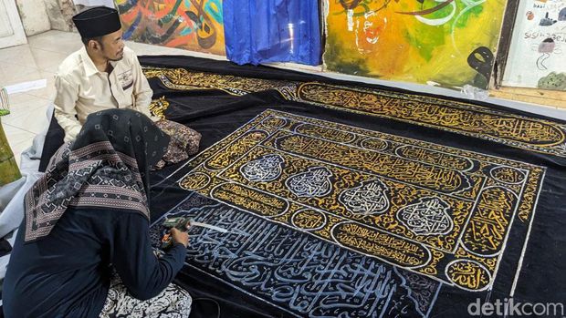 Perajin kaligrafi di Tulungagung cuan saat Ramadan.