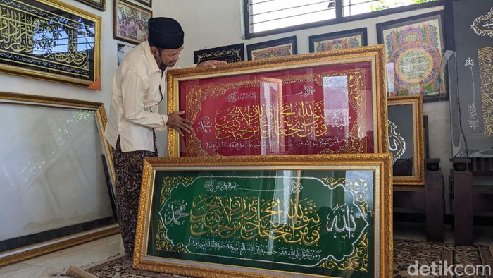 Perajin kaligrafi di Tulungagung cuan saat Ramadan.