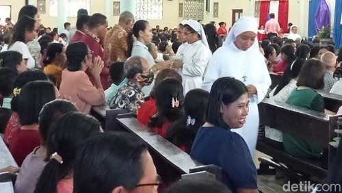Perayaan Ekaristi Minggu Palma di Gereja San Juan Lebao Tengah, Keuskupan Larantuka, Flores Timur, NTT, Minggu (24/3/2024).