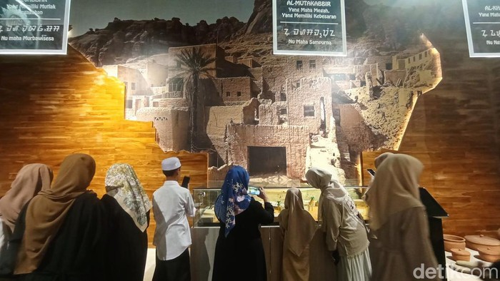 Peserta Gentar, belajar dan melihat koleksi di Galeri Rasulullah, Masjid Raya Al-Jabbar.