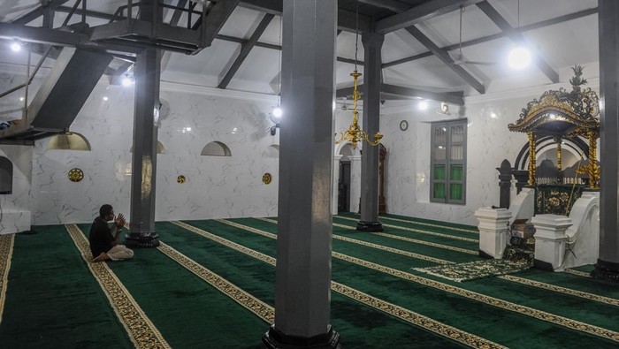 Pengurus DKM masjid membersihkan mimbar khutbah di Masjid As-Salafie Caringin, Pandeglang, Banten, Minggu (24/3/2024). Masjid yang dibangun pada tahun 1884 tersebut menjadi saksi bisu letusan gunung Krakatau 1883 dan menyisakan mimbar yang masih utuh saat letusan terjadi. ANTARA FOTO/Muhammad Bagus Khoirunas/Spt.
