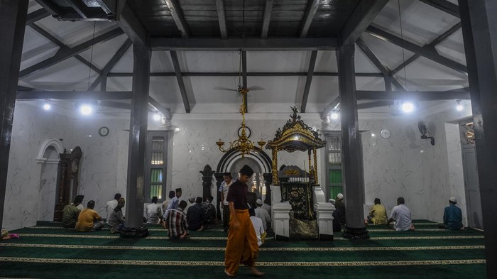Potret Masjid yang Jadi Saksi Bisu Letusan Krakatau 1883 Pengurus DKM masjid membersihkan mimbar khutbah di Masjid As-Salafie Caringin, Pandeglang, Banten, Minggu (24/3/2024). Masjid yang dibangun pada tahun 1884 tersebut menjadi saksi bisu letusan gunung Krakatau 1883 dan menyisakan mimbar yang masih utuh saat letusan terjadi. ANTARA FOTO/Muhammad Bagus Khoirunas/Spt.