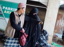 Pria Makassar Pakai Cadar Berbaur dengan Akhwat di Masjid Ngaku Guru Agama