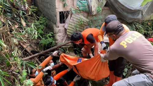 Proses evakuasi pria yang tewas tergeletak di aliran sungai subak Kumba, Banjar Kelodan, Tampaksiring, Gianyar, Minggu (24/3/2024). (Foto: Dok. BPBD Gianyar)