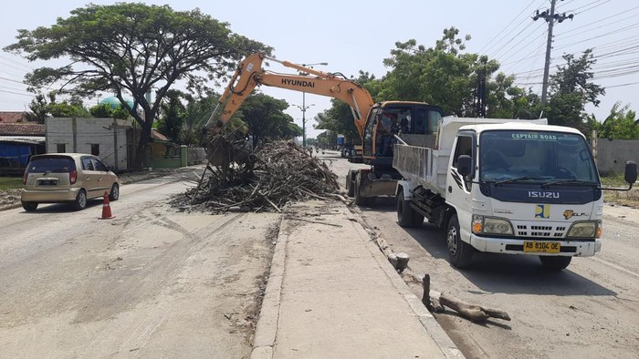 Proses pembersihan dan perbaikan jalan Pantura di Karanganyar, Demak, Minggu (24/3/2024).