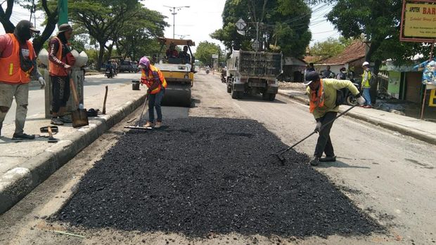 Proses pembersihan dan perbaikan jalan Pantura di Karanganyar, Demak, Minggu (24/3/2024).