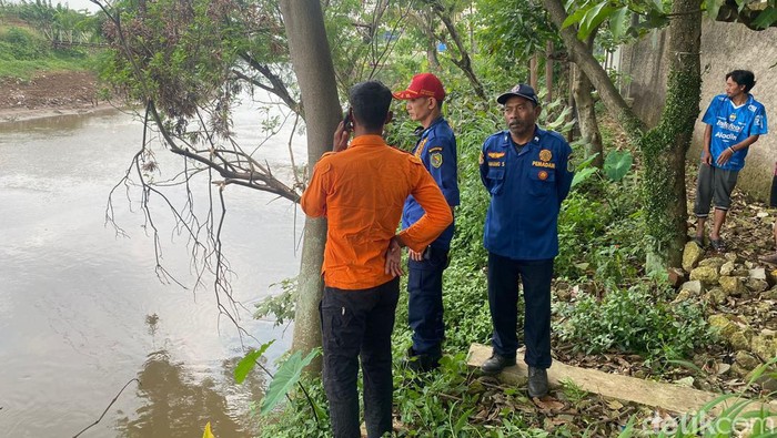 Proses pencarian pria yang meloncat ke Sungai Citarum, Dayeuhkolot, Bandung