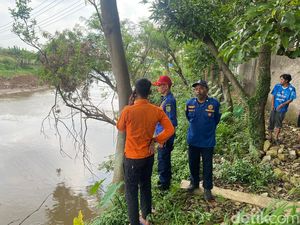 Pria Bertato Nekat Loncat Berulang-ulang ke Sungai Citarum