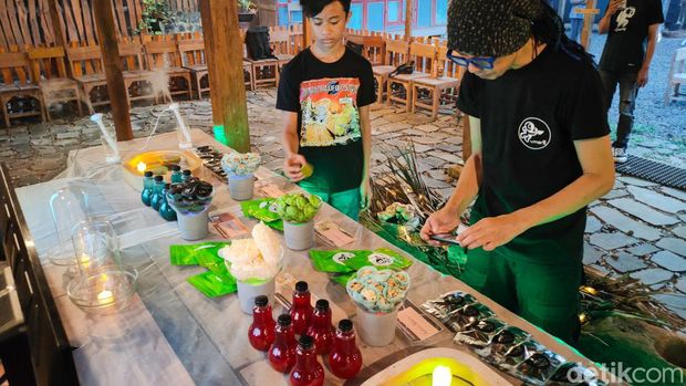 Prototipe makanan untuk dikonsumsi di ruang angkasa dipamerkan di Kampung Alien Kulon Progo, Sabtu (24/3/2024).