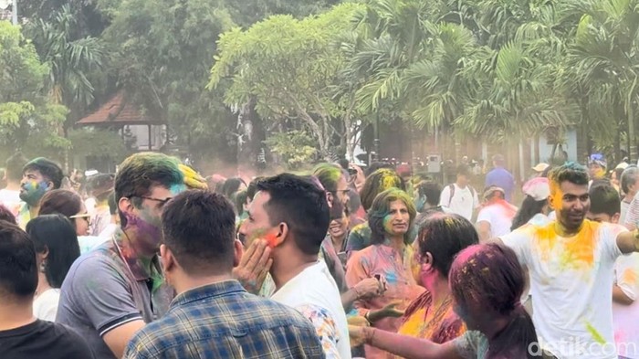 Ratusan warga India antusias mengikuti Festival Holi di Lapangan Puputan Badung, Denpasar, Bali, Minggu (24/3/2024). (Foto: Ni Made Lastri Karsiani Putri/detikBali)