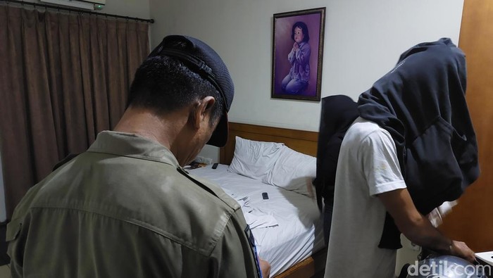Salah seorang pria yang ngamar bareng pasangannya, terjaring dalam razia Satpol PP Kota Cirebon, Sabtu (23/3/2024) malam.