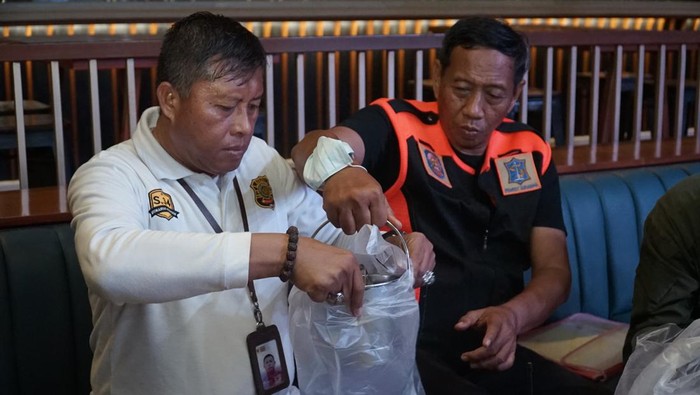 Satpol PP Surabaya saat menyita miras di salah satu kelab malam.