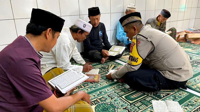 Semangat lansia di Solokanjeruk, Kabupaten Bandung belajar membaca Al-Quran.