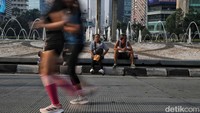 Saat Ramadan, warga tetap memanfaatkan CFD untuk berolahraga meski tidak seramai biasanya.