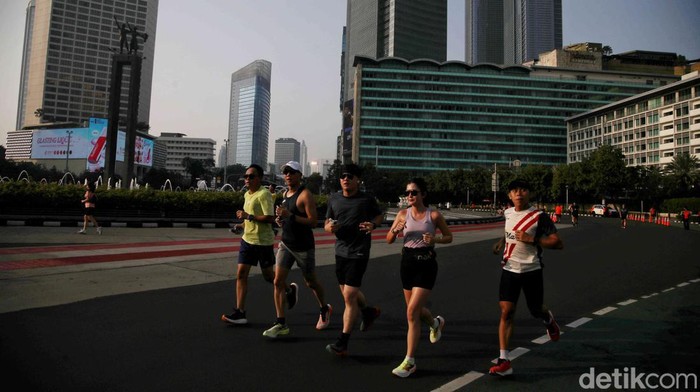 Sejumlah warga beraktivitas olahraga di car free day Bundaran HI, Jakarta, Minggu (24/3/2024).